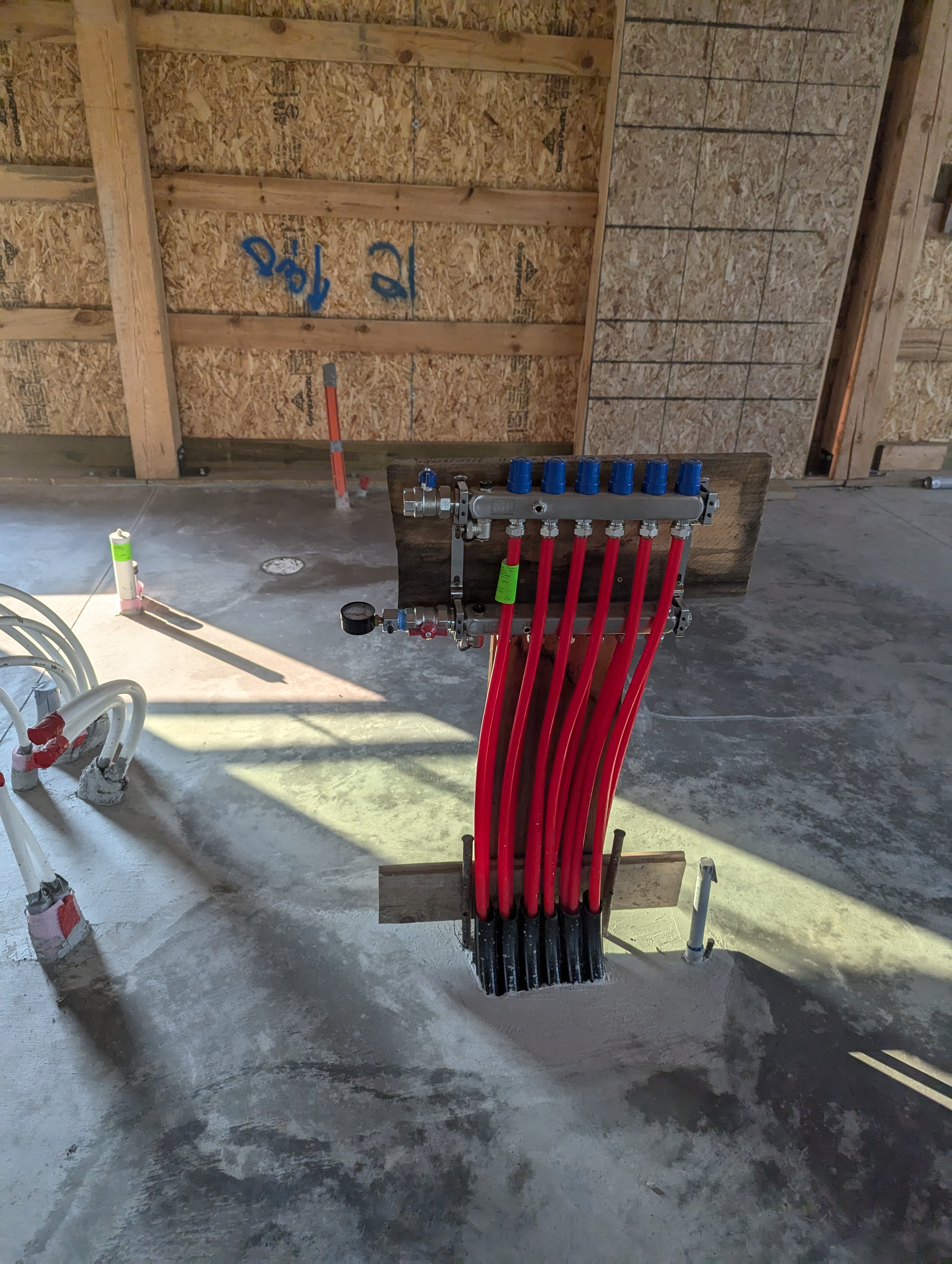 An excellent installation of an SS-HF Manifold mid-slab