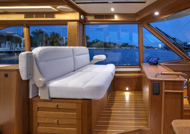 Sabre-58-Salon-Express-Interior-04