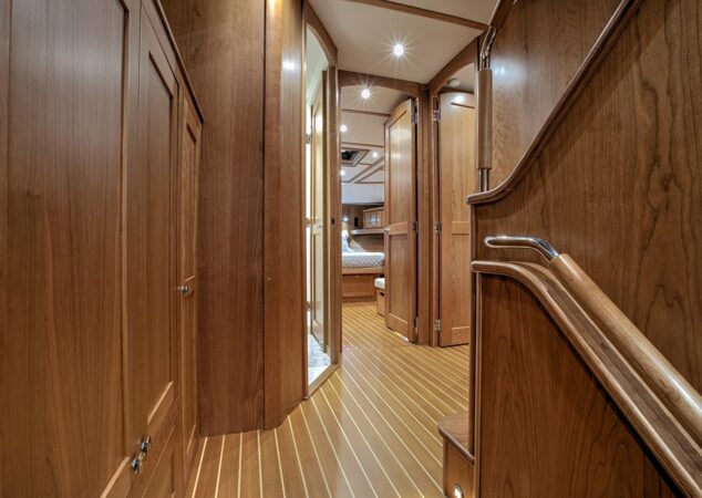 Sabre-58-Salon-Express-Interior-06