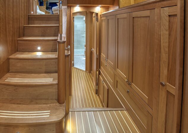 Sabre-58-Salon-Express-Interior-09