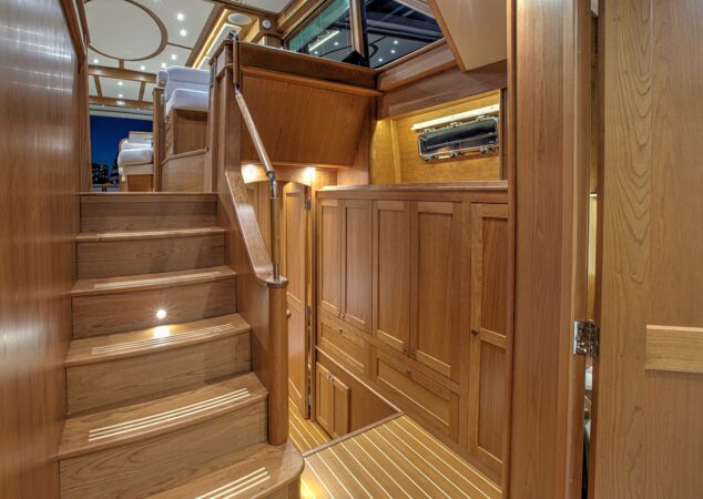 Sabre-58-Salon-Express-Interior-07