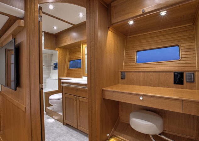 Sabre-58-Salon-Express-Interior-10