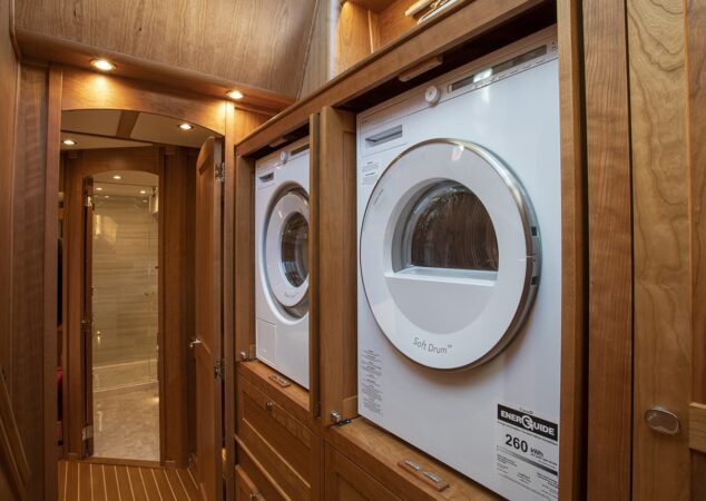 Sabre-58-Salon-Express-Interior-11