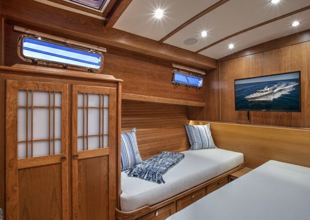 Sabre-58-Salon-Express-Interior-13