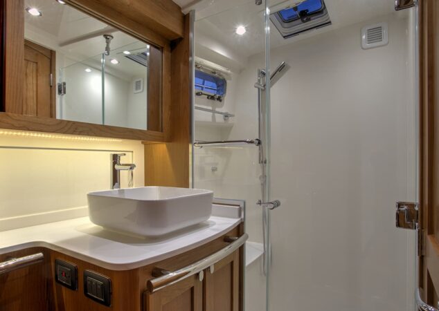 Sabre-58-Salon-Express-Interior-14