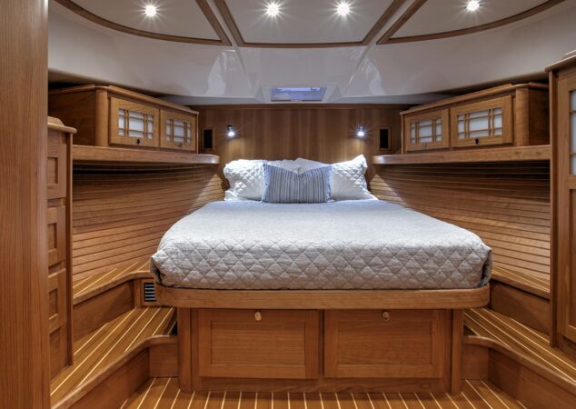 Sabre-58-Salon-Express-Interior-15