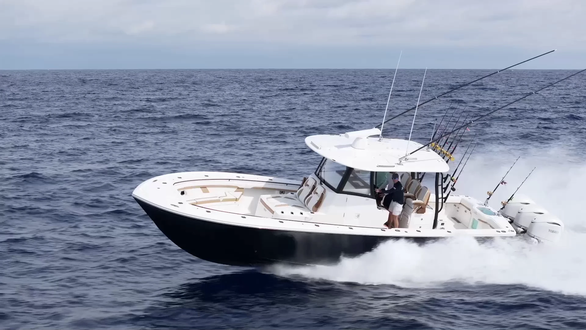 Regulator 35 running offshore