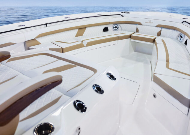 Regulator 35 bow seating with forward lounge cushions