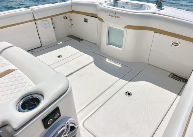 Regulator 35 aft cockpit deck with livewell and rod holders