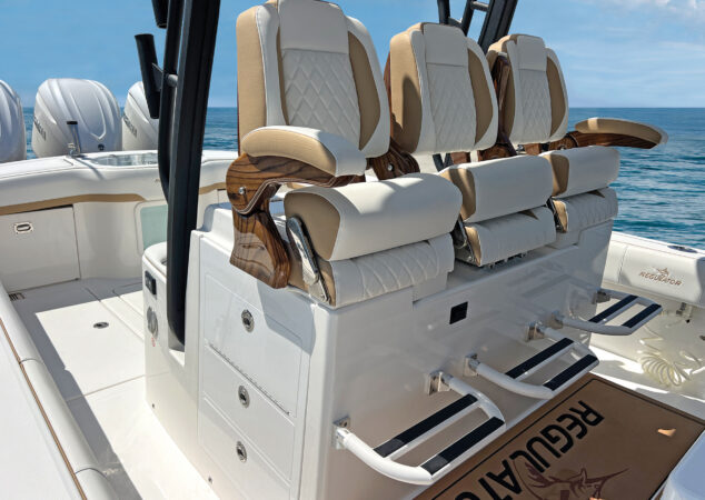 Regulator 35 leaning post with triple helm seating and storage