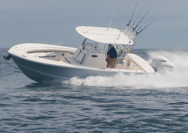 Regulator 28 center console making a sharp offshore turn at speed