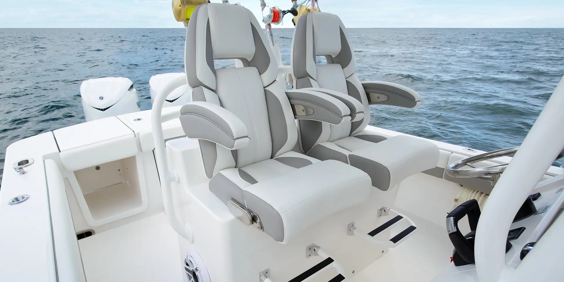 Regulator 28 Helm Seats