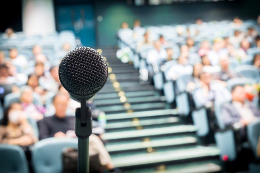How to Become a Motivational Speaker in 4 Steps
