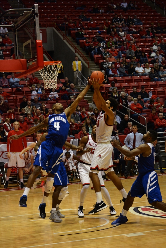 Men's basketball bench provides spark in 6th straight win