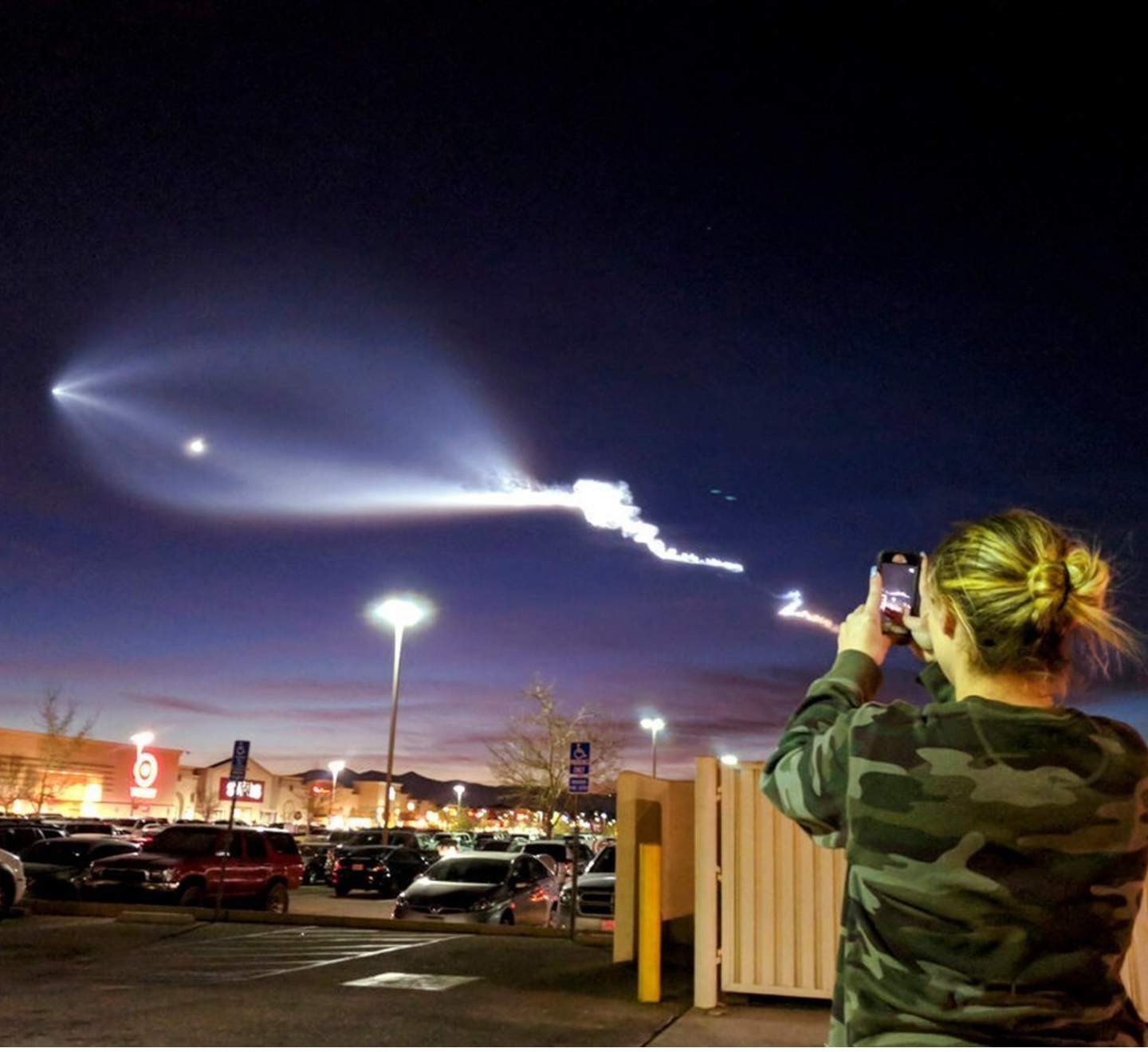 Запуск ракеты свечение. Световая ракета военная. Светящаяся ракета. Светящаяся ракета. Летающая светящаяся игрушка.