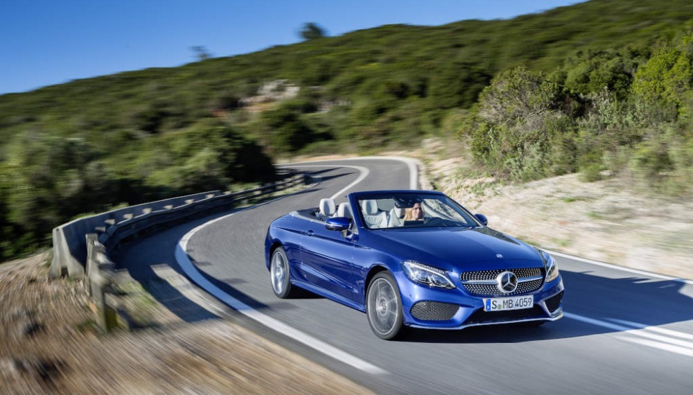 Mercedes-Benz C 400 4MATIC Cabriolet, exterior: brilliant blue, AMG Line; interior: crystal grey Fuel consumption (l/100 km) urban/ex urban/combined: 10.9/6.3/8.0 combined CO2 emissions: 181 g/km
