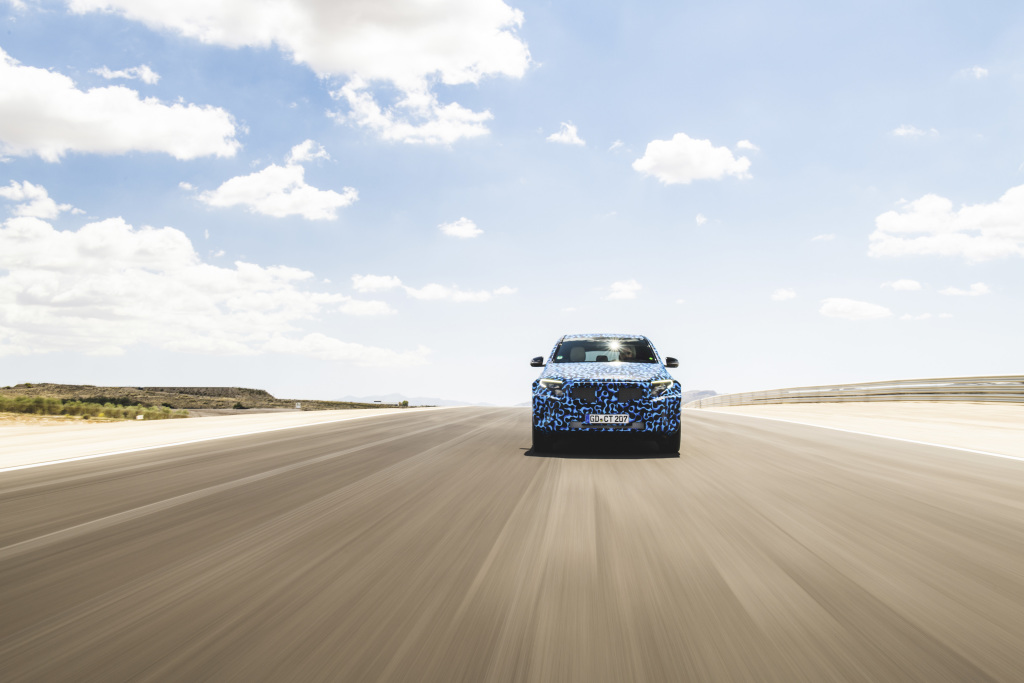 Spain is the current stage for the Mercedes-Benz EQC on the road to series production maturity – the Mercedes-Benz heat testing. Particular attention is given to aspects which are very demanding for electric cars, i.e. air conditioning and charging, as well as cooling the battery, drive system and control units in extreme heat. Naturally classical criteria such as driving dynamics and ride comfort are also subjected to further, stringent tests.