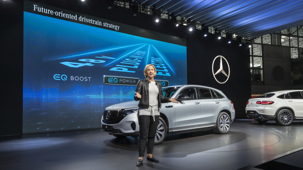 Mercedes-Benz USA, presented three further world premieres on the first press day of the NYIAS 2019: on display for the first time in the Big Apple were the new Mercedes-Benz GLS, the Mercedes-Benz GLC Coupé and the EQC Edition 18 86 (combined electrical consumption: 20.8 – 19.7 kWh/100 km; combined CO2 emissions: 0 g/km)i.;Mercedes-Benz GLC 300 4MATIC Coupé