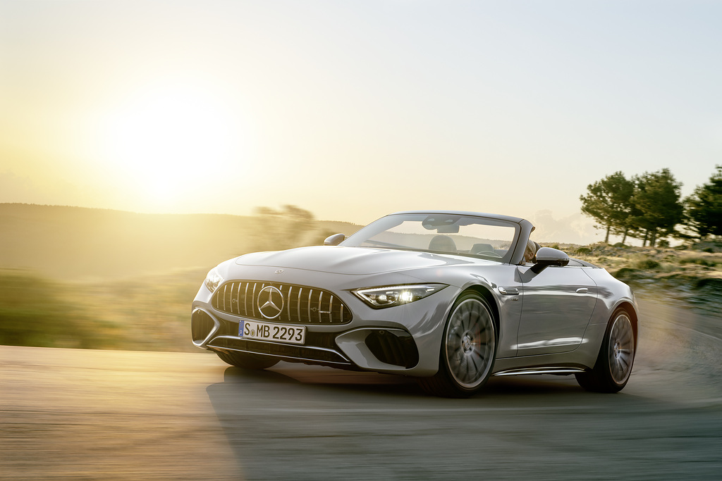 [Mercedes-AMG SL 55 4MATIC+ provisional data WLTP | fuel consumption combined: 12,7-11,8 l/100 km | CO₂-emissions combined: 288-268 g/km]* exterior: alpin grey uni; interior: leather nappa style black/tartufo. *Data on consumption are provisional and were determined internally in accordance with the "WLTP test procedure" certification method. Confirmed TÜV figures, EC type approval and certificate of conformity with official figures are not yet available. Differences between the stated figures and the official figures are possible.;Provisional data WLTP | fuel consumption combined: 12,7-11,8 l/100 km | CO₂-emissions combined: 288-268 g/km*