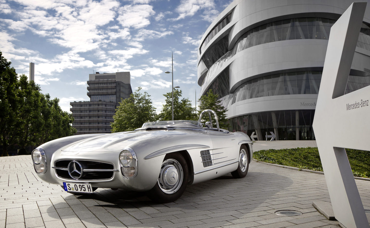 At the Geneva Motor Show in March 1957, Mercedes-Benz unveiled the 300 SL Roadster (W 198) as the successor to the 300 SL “Gullwing” Coupé of the same model series, which had made its debut in 1954. On a technical level, the open-top sports car was very much like the coupé, although the modified roll cage now allowed the installation of conventionally hinged doors. These were necessary for open-top driving and were more convenient when getting in and out. The chassis had also been evolved further: The single-joint swing axle with a lowered pivot point was used instead of the classic two-joint design, and the 300 SL Roadster had a compensating spring for the first time. From autumn 1958 onwards, the Roadster was also available on request with a detachable hardtop. It was from the standard 300 SL Roadster that Mercedes-Benz engineers developed the 300 SLS racing variant with which Paul O’Shea won Category D of the American Sports Car Championship in 1957. This completed the circle, as the 300 SL was based on the racing car of the same name (W 194), which was used very successfully in motorsport in the 1952 season. In 1961 the 300 SL Roadster was provided with disc brakes, and in 1962 with a cast-aluminium crankcase. Production of the sports car continued until 1963. A total of 1,858 examples of the highly exclusive sports car were built over seven years. Today it is one of the most sought-after classics.