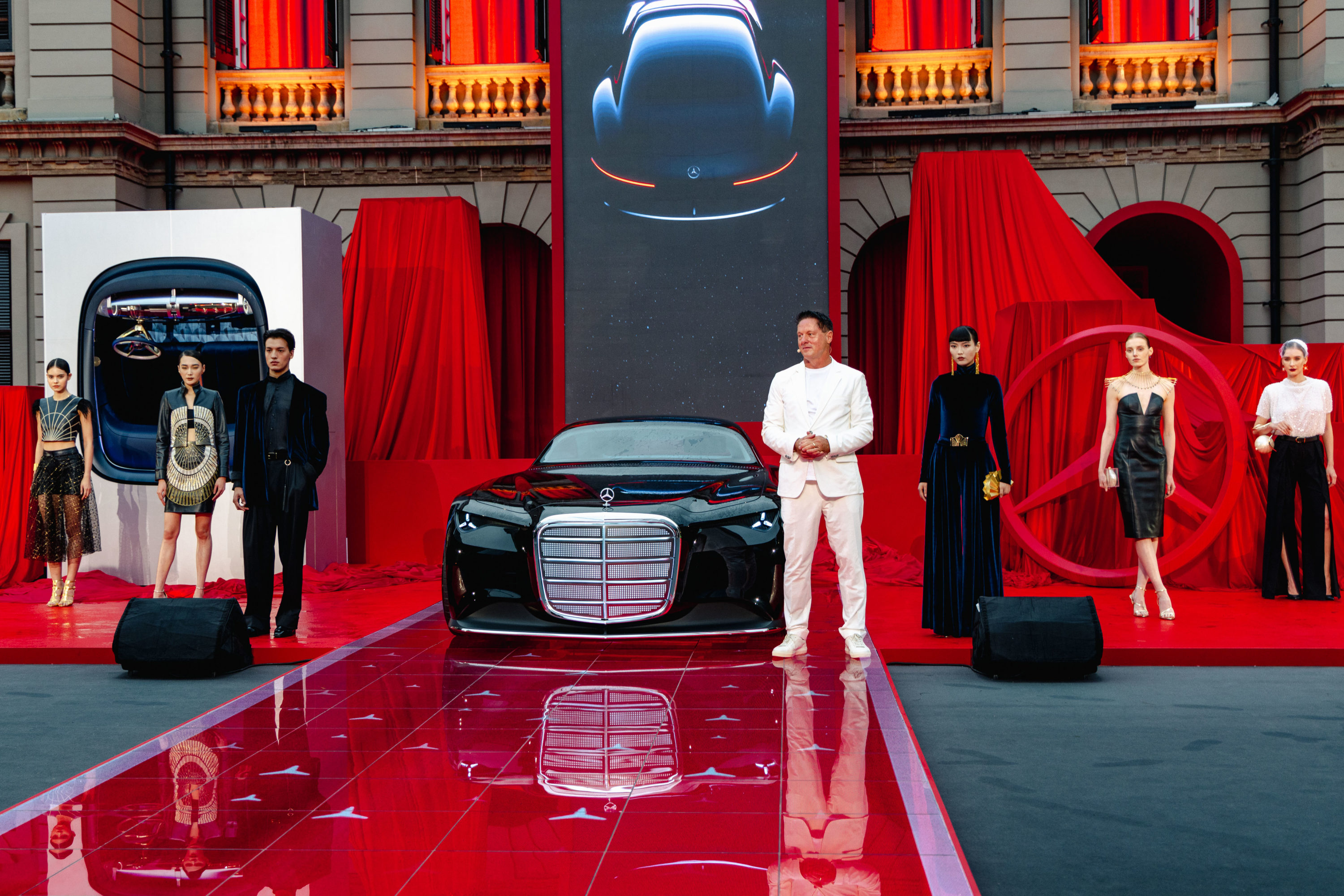 The reinterpreted chrome grille honors a century of Mercedes-Benz heritage while defining a new digital age of design.