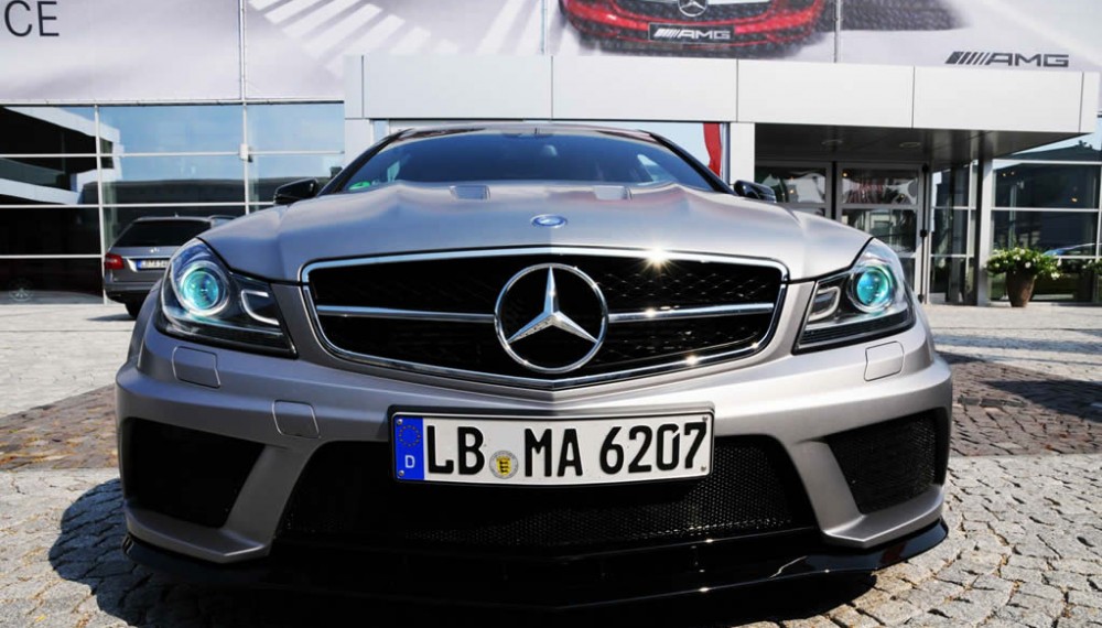 The large air vents arranged in the form of a stylized “A” reveal the engine’s increased need for air.