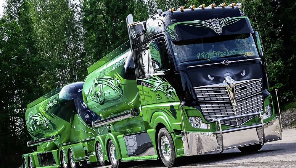 Basis of the "Highway Hero" show truck is a three-axle Actros 2551 6x2
