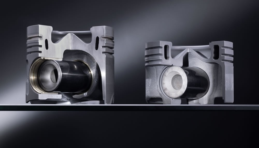 Aluminium piston (left) the new steel piston (right)