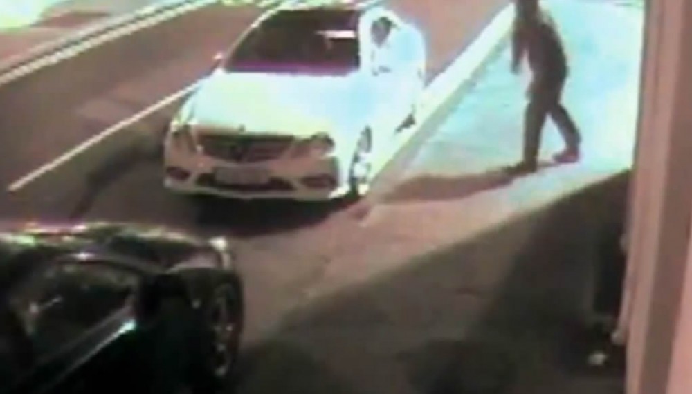 Thief throws brick at car