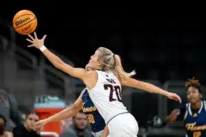 Omaha Mavericks guard Grace Cave