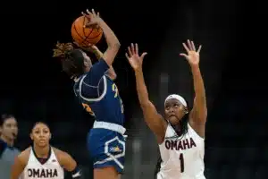 Omaha Mavericks center Deanay Watson