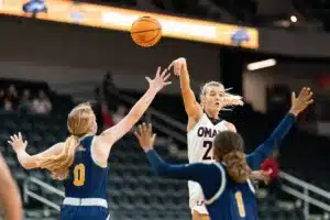 Omaha Mavericks guard Grace Cave