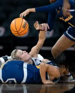 Omaha Mavericks guard Grace Cave