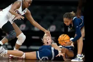 Omaha Mavericks guard Grace Cave