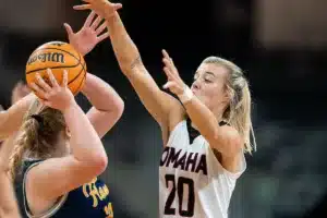 Omaha Mavericks guard Grace Cave