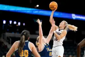 Omaha Mavericks guard Grace Cave