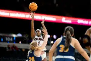 Omaha Mavericks center Deanay Watson