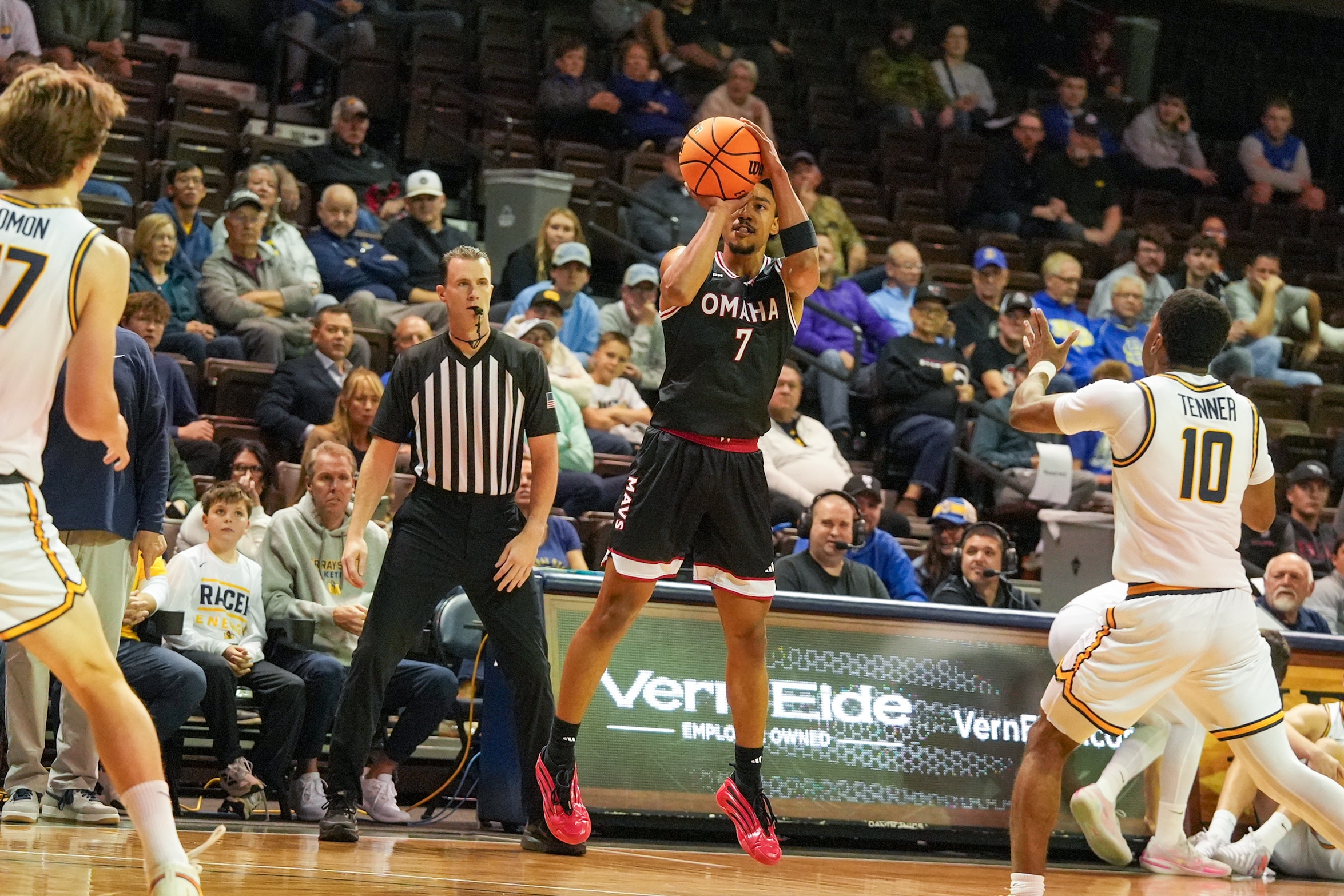 Lance Waddles Miller’s Racers Defeat Omaha Men’s Bakstball In South Dakota Homecoming