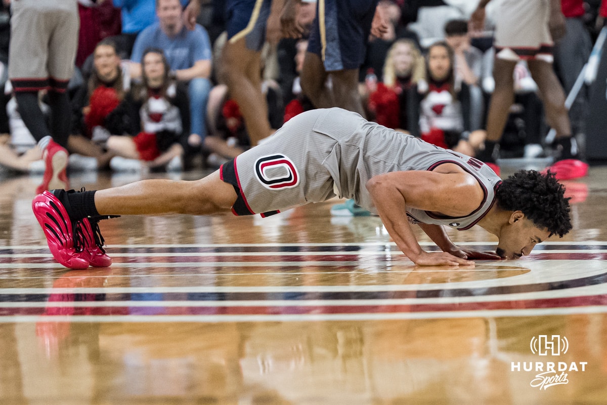 Omaha Mavericks Lance Waddles (7) kisses the logo during a college basketball game against Oral Roberts on Feb 18, 2026, in Omaha, Nebraska. Photo by Brandon Tiedemann