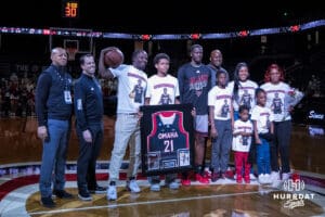 Omaha Mavericks Valentino Simon (21) and family during a college basketball game against Oral Roberts on Feb 18, 2026, in Omaha, Nebraska. Photo by Brandon Tiedemann