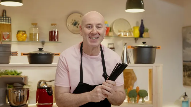 LLUCETS AMB ESPAGHETIS NEGRES