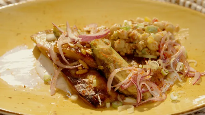 ALBERGÍNIA A LA PAPILLOTA AMB ENSALADA DE LLEGUMS