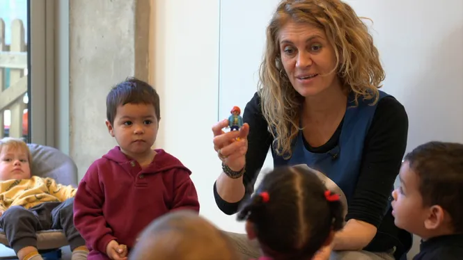 A DINS: INFÀNCIA AMB PANTALLES