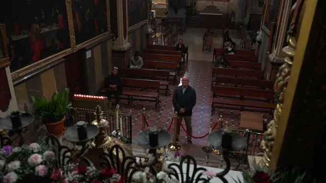 A DINS: DARRERE LA PROCESSÓ