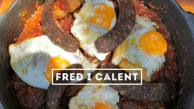 Conill amb salsa de tomàtiga i ous estrellats