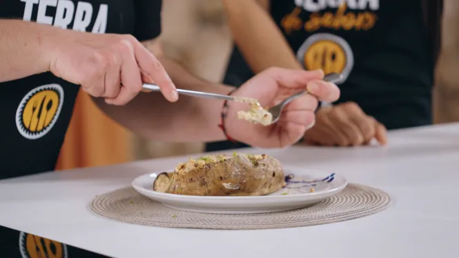 BACALLÀ CONFITAT EN MEL I GARROVA