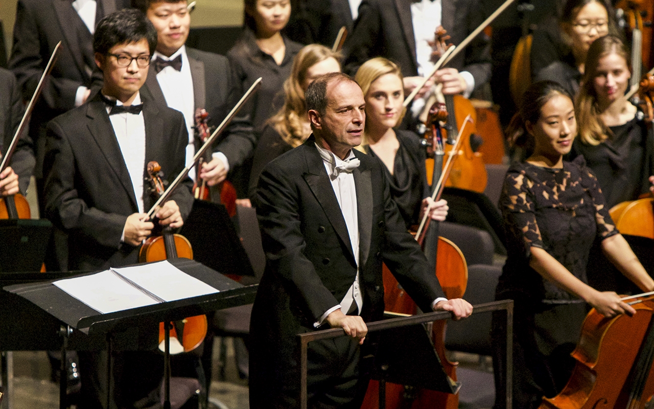 Philharmonic orchestra features guest conductor, violin soloist