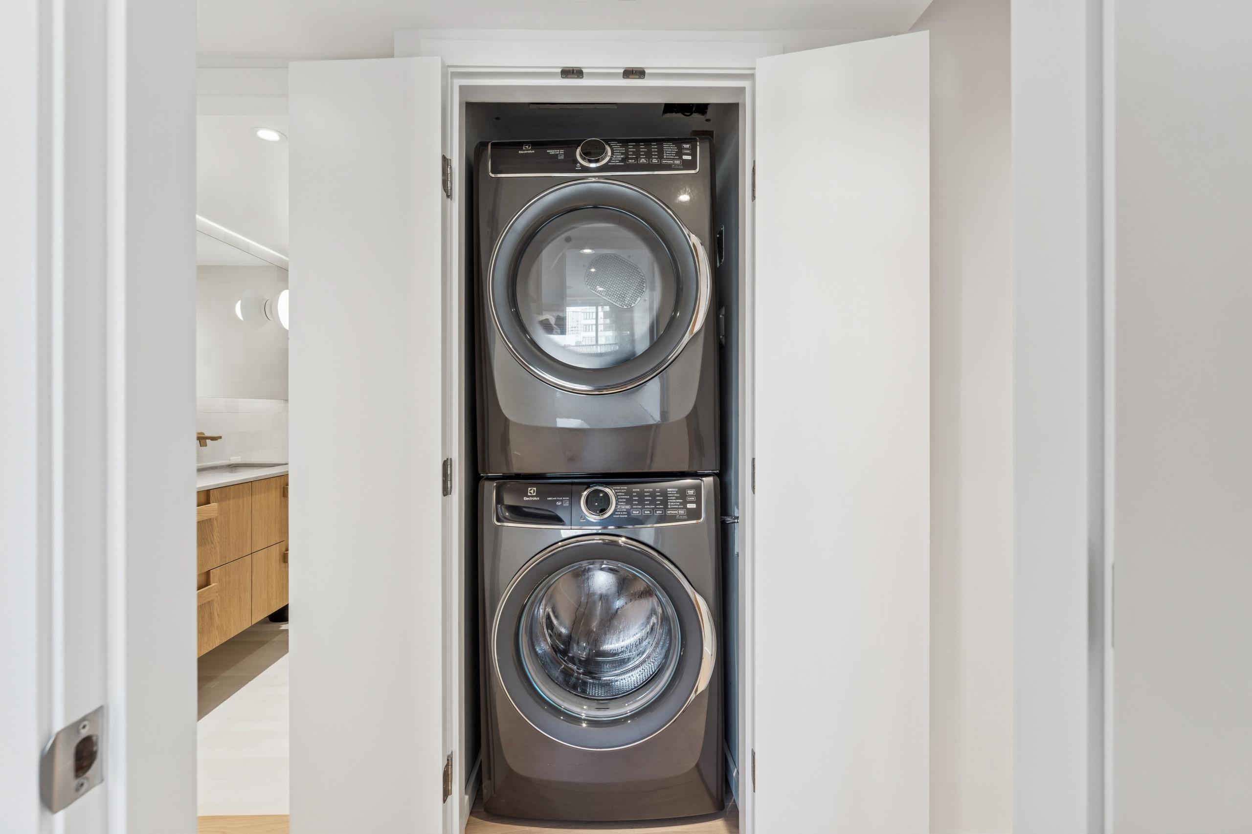 502-2090 Argyle Avenue, West Vancouver listing image