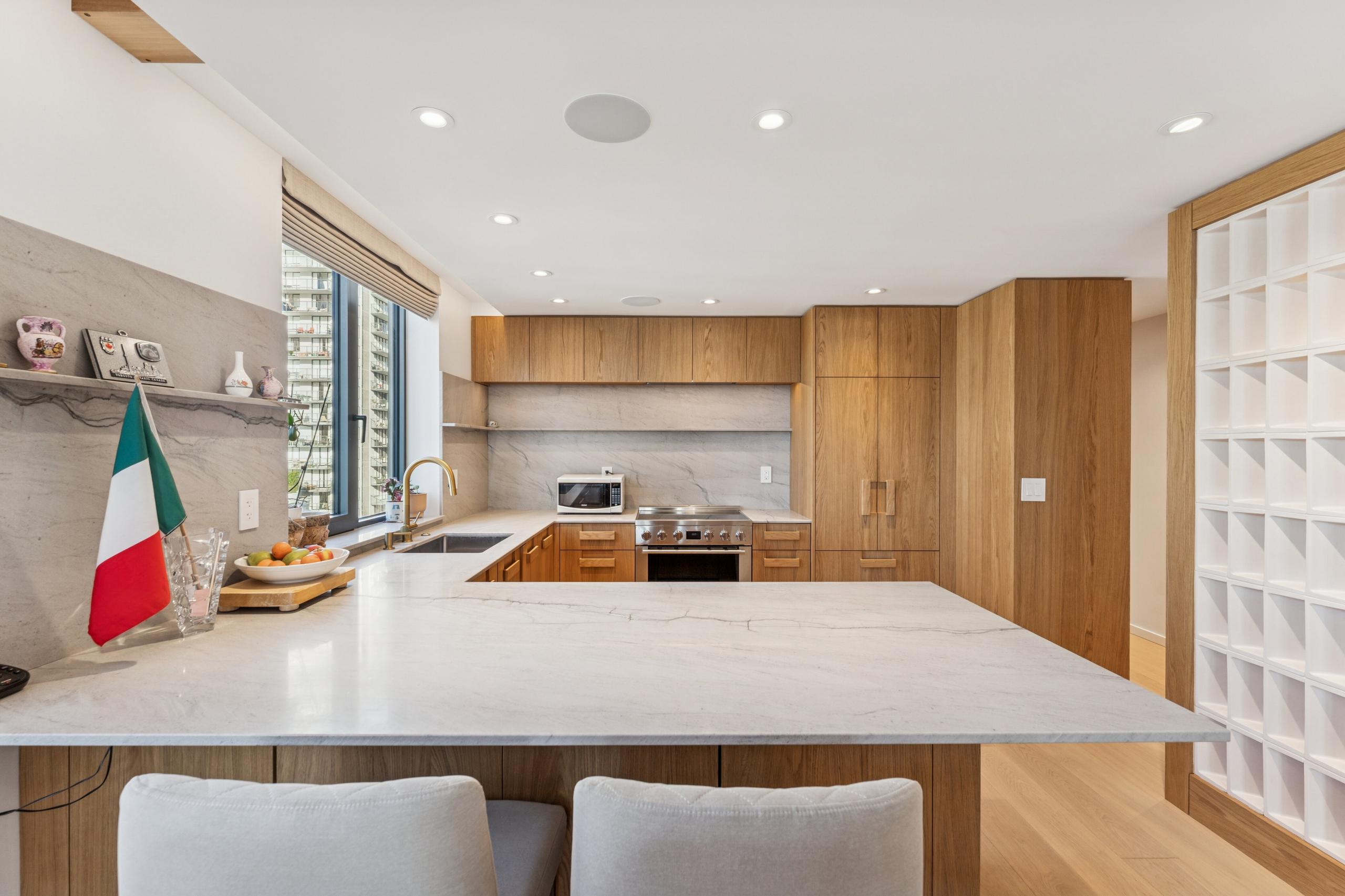 502-2090 Argyle Avenue, West Vancouver listing image