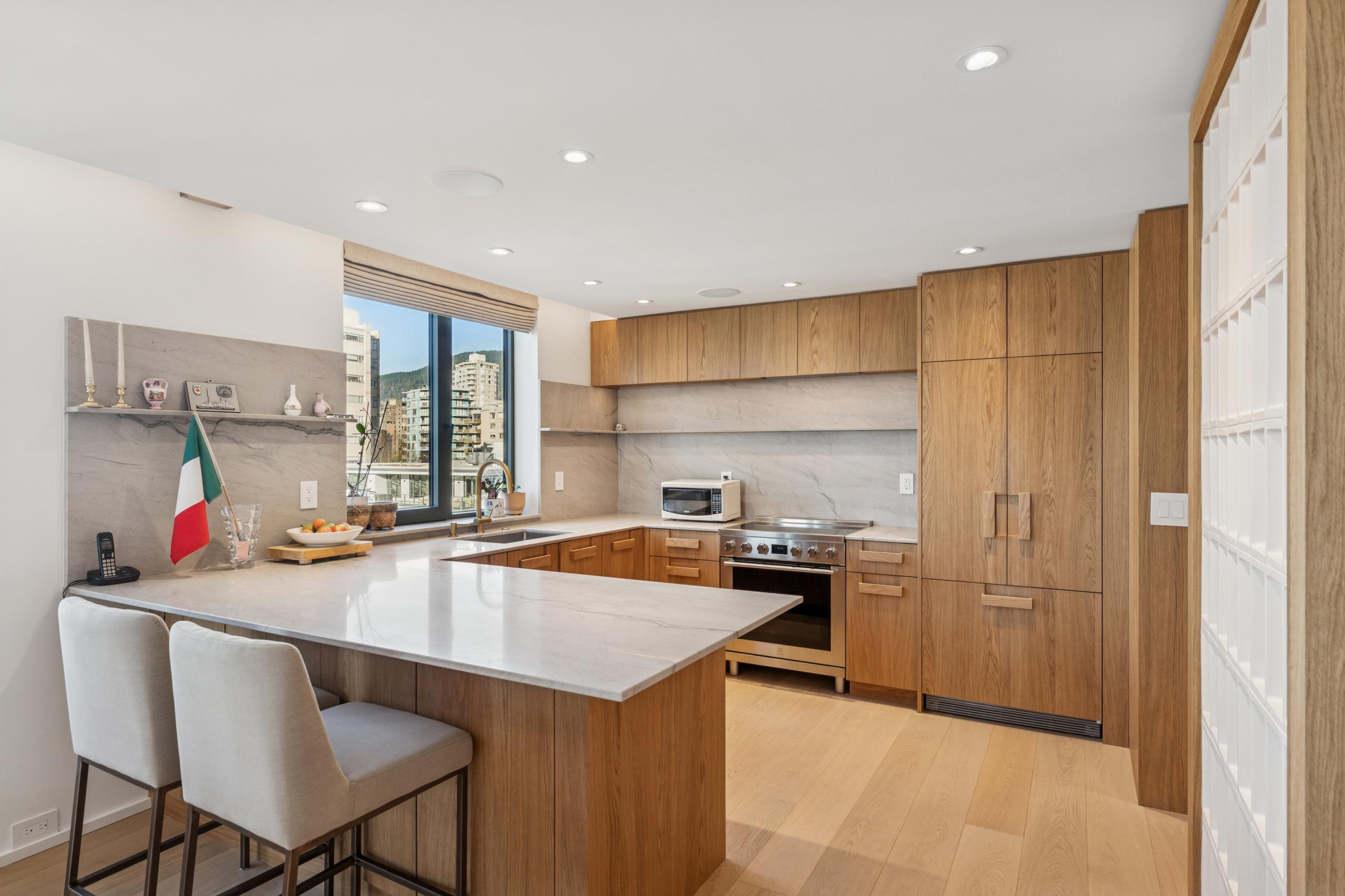 502-2090 Argyle Avenue, West Vancouver listing image